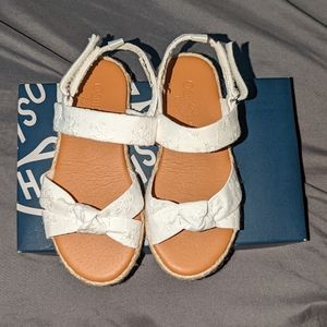 White OshKosh toddler girl Sandals sz 9